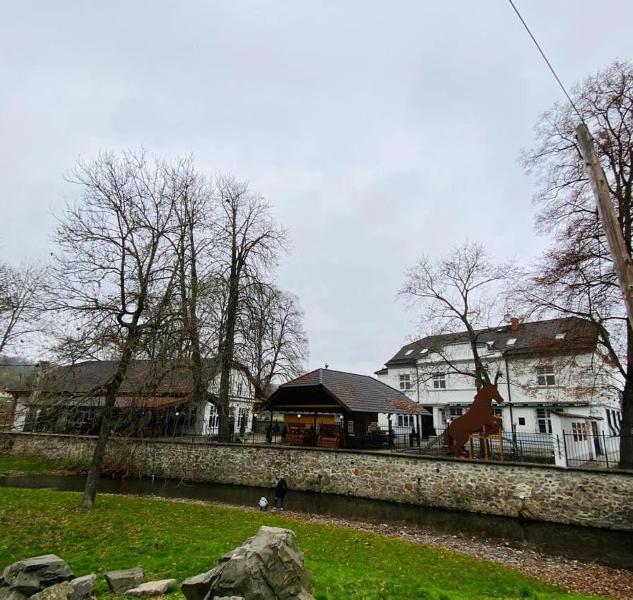 Penzion A Restaurace Belecky Mlyn Pteni Exterior foto